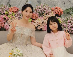 Gi So-you Instagram - 20살때부터 알던 경태의 결혼식!
너무 예쁜 신부😍
행복하게 살아~^^
ㆍ
ㆍ
ㆍ
우리소유는  반짝반짝 드레스보고
눈이 반짝반짝 ✨️
여자는 여자구나🤭🤭🤭
ㆍ
ㆍ
ㆍ
소유원피스
@bebezoo_korea
ㆍ
#동생결혼식#행복하게살아#예쁜신부
#기소유#드레스보고 #눈이반짜반짝#집중했어🥰