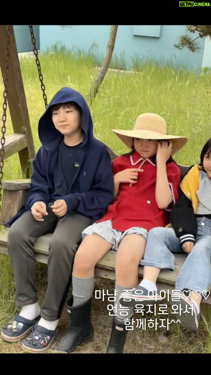 Gi So-you Instagram - 사진도 영상도 잘 안찍어주는 은유~ 이번 섬촬영에서는 소윤이 이모의 📷 에 모든걸 맡기고~ 너무 행복하게 시간보냄~ 이럴줄알았음ㅋ다른옷좀 입힐껄ㅋㅋㅋㅋ 그래도 자연스러운 너의 사진 오랜만^^이라 기록중♡ 고마워 소윤맘~ 너무 사랑스러운 재민이.소윤이 언능 육지에서 다시 또 만나♡ ㆍ ㆍ ㆍ #섬촬영#안전하게#촬영하고#육지에서#만나 #기은유#기소유#이소윤#홍재민 #사랑스러워💕