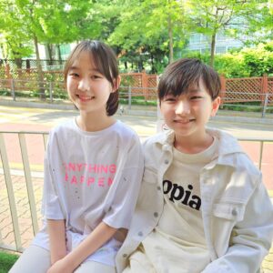 Gi So-you Instagram - 은유랑 규빈이♡
사실은  동생들이 더 친하지만~ㅋㅋㅋㅋㅋ
오늘 너희  꼭 커플처럼  의상도 맞춰입었따~ㅋㅋ
너무 이쁜 너희들♡
ㆍ
ㆍ
ㆍ
ㆍ
ㆍ
#동네누나#규빈이
#기은유#기남매#보기좋아#잘어울료#닮은거같은#너희둘💕