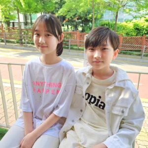 Gi So-you Instagram - 은유랑 규빈이♡
사실은  동생들이 더 친하지만~ㅋㅋㅋㅋㅋ
오늘 너희  꼭 커플처럼  의상도 맞춰입었따~ㅋㅋ
너무 이쁜 너희들♡
ㆍ
ㆍ
ㆍ
ㆍ
ㆍ
#동네누나#규빈이
#기은유#기남매#보기좋아#잘어울료#닮은거같은#너희둘💕