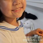 Gi So-you Instagram - 잘생긴 아빠랑 이모껏만 만들어주려다~ 또 만들고있는!! 약속을 해버.;;;;ㅋㅋㅋㅋ 이러다 드라마 분들꺼 다 만들판~ 노안이 온 엄마는 도와주지도 못함ㅋㅋㅜㅜ 근데....저기요? 연기연습은 안하시나요? 😑 😐 😑 연기연습 하기싫어서 만드는거는 아니지? 급 의심 ㅋㅋㅋㅋㅋㅋ ㆍ ㆍ ㆍ ㆍ #기소유#팔찌만드는중#연기연습은#언제함#이와중에 #지민이모#노래#넘좋아#한정거장더가서내릴래요 #한지민배우님#노래좋아