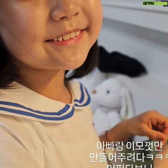 Gi So-you Instagram - 잘생긴 아빠랑 이모껏만 만들어주려다~ 또 만들고있는!! 약속을 해버.;;;;ㅋㅋㅋㅋ 이러다 드라마 분들꺼 다 만들판~ 노안이 온 엄마는 도와주지도 못함ㅋㅋㅜㅜ 근데....저기요? 연기연습은 안하시나요? 😑 😐 😑 연기연습 하기싫어서 만드는거는 아니지? 급 의심 ㅋㅋㅋㅋㅋㅋ ㆍ ㆍ ㆍ ㆍ #기소유#팔찌만드는중#연기연습은#언제함#이와중에 #지민이모#노래#넘좋아#한정거장더가서내릴래요 #한지민배우님#노래좋아