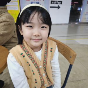 Gi So-you Instagram - 시민덕희 보러왔어요♡♡♡
나쁜엄마 에서 같이촬영한 
라미란 배우님과 안은진배우님이 
나와요~^^ 엄청  잼나요♡♡♡
설날에는  시민덕희와 함께해요😍😍

😙😙설날이라고  은유가 사진찍으며 웃어줬따!!😍😍😍
ㆍ
ㆍ
@eunjin___a 
@ramirani668
ㆍ
ㆍ.
#시민덕희#라미란배우님 #안은진배우님#설날에는시민덕희#영화추천#꼭보세요‼️ 
#나쁜엄마#할머니#미주엄마#화이팅