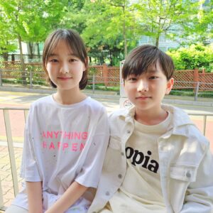 Gi So-you Instagram - 은유랑 규빈이♡
사실은  동생들이 더 친하지만~ㅋㅋㅋㅋㅋ
오늘 너희  꼭 커플처럼  의상도 맞춰입었따~ㅋㅋ
너무 이쁜 너희들♡
ㆍ
ㆍ
ㆍ
ㆍ
ㆍ
#동네누나#규빈이
#기은유#기남매#보기좋아#잘어울료#닮은거같은#너희둘💕