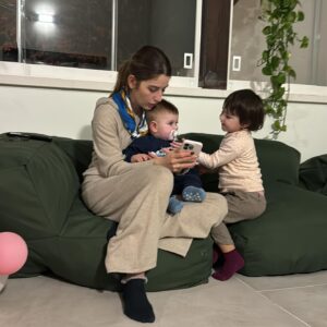 Giada Pezzaioli Instagram - 5 giorni da ricordare ♥️ 
Metti due sorelle e tre bambini, tanta voglia di stare insieme e fare mille cose, quelle che quando sei lontana dici “quando vieni lo faremo insieme” e così è stato. Ho cercato di mantenere quelle promesse e di fare insieme a te @gloria.pezzaioli ciò che non possiamo fare tutti i giorni , data la distanza che ci separa. È stato come tornare bambine, è stato un sogno, nonostante il caos creato dai nostri bambini 👶 👦🏽👧🏽 . 
Arrivederci sorellina mia , fino al prossimo viaggio ♥️ 
Ora aspetto @sofiaapezzaioli te, il tempo di finire la sessione e ti rubo per un po’ di meritato relax ed esaurimento mood zia in carriera 🦹🙏♥️