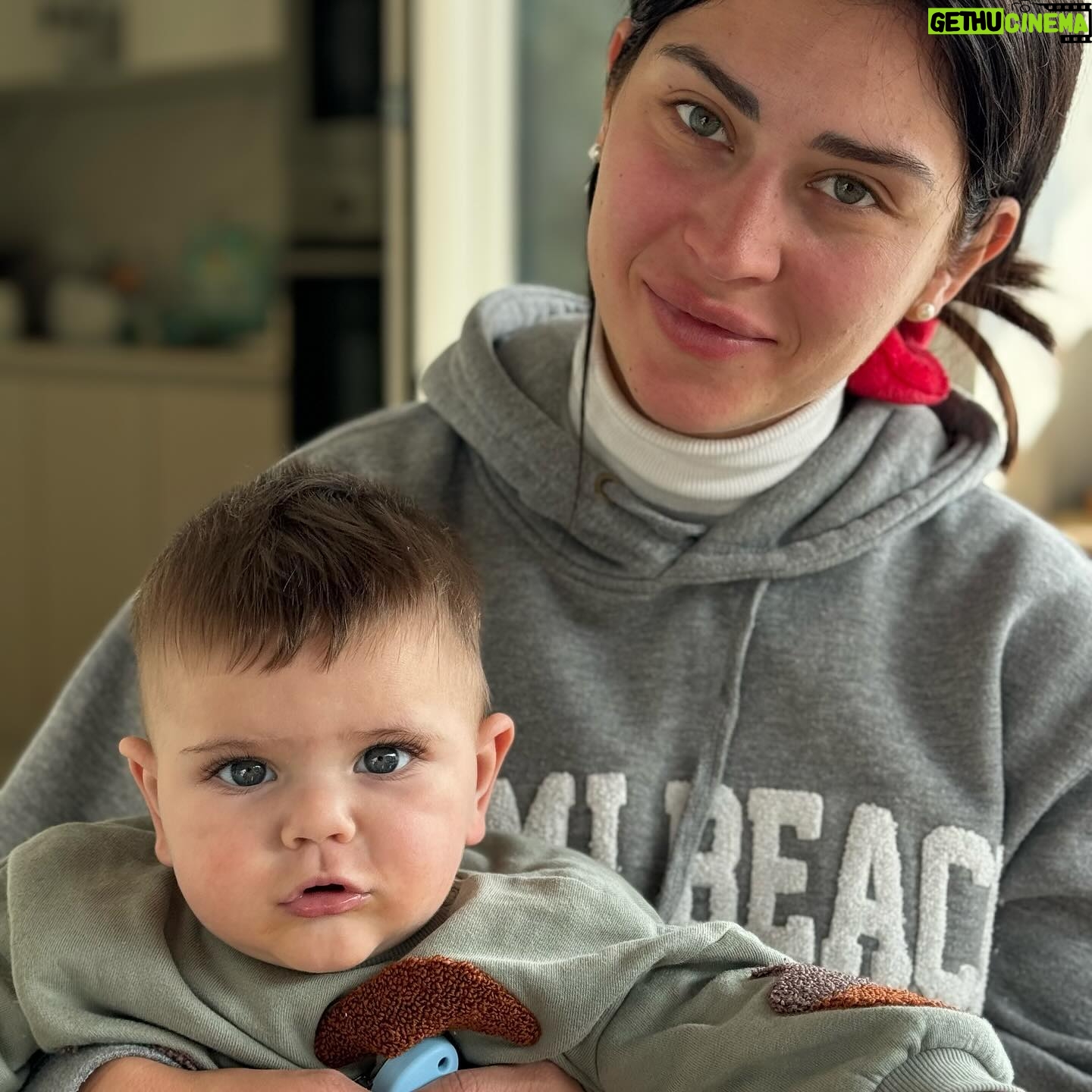 Giada Pezzaioli - 4.1K Likes - 5 giorni da ricordare ♥️
Metti due sorelle e tre bambini, tanta voglia di stare insieme e fare mille cose, quelle che quando sei lontana dici “quando vieni lo faremo insieme” e così è stato. Ho cercato di mantenere quelle promesse e di fare insieme a te @gloria.pezzaioli ciò che non possiamo fare tutti i giorni , data la distanza che ci separa. È stato come tornare bambine, è stato un sogno, nonostante il caos creato dai nostri bambini 👶 👦🏽👧🏽 .
Arrivederci sorellina mia , fino al prossimo viaggio ♥️
Ora aspetto @sofiaapezzaioli te, il tempo di finire la sessione e ti rubo per un po’ di meritato relax ed esaurimento mood zia in carriera 🦹🙏♥️