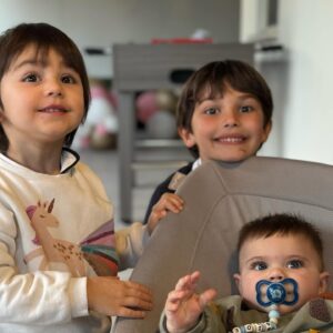 Giada Pezzaioli Instagram - 5 giorni da ricordare ♥️ 
Metti due sorelle e tre bambini, tanta voglia di stare insieme e fare mille cose, quelle che quando sei lontana dici “quando vieni lo faremo insieme” e così è stato. Ho cercato di mantenere quelle promesse e di fare insieme a te @gloria.pezzaioli ciò che non possiamo fare tutti i giorni , data la distanza che ci separa. È stato come tornare bambine, è stato un sogno, nonostante il caos creato dai nostri bambini 👶 👦🏽👧🏽 . 
Arrivederci sorellina mia , fino al prossimo viaggio ♥️ 
Ora aspetto @sofiaapezzaioli te, il tempo di finire la sessione e ti rubo per un po’ di meritato relax ed esaurimento mood zia in carriera 🦹🙏♥️
