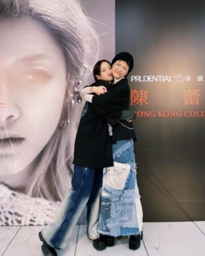 Gigi Cheung Instagram - 2/3-5/3 
陳蕾演唱會《念》 @pantherchan 💫 

還記得有一次在K11的一個商場表演，看到一位女子自彈自唱著，然後我停下了腳步，被她的聲音和表演吸引著，她就是陳蕾，我那時已經被圈粉了。

不久因為一次看音樂節的認識成為了好友，然後就是拍了她娑婆的MV 再到成為歌手進入同一公司，再到拍她的MV，再到能夠與她一起在紅館演出。

我是深深的為她感到驕傲，她的創作，她對世界的愛，她的同理心，認真和勤奮，所有所有都很美，能夠見證她踏上紅館是超級滾動。

謝謝你陳蕾，謝謝找我為你的演唱會彈奏，一起完成這一章節。

你快樂嗎前這一段確實是花了很多心機去編排的，由第一粒音開始進入了一種經歴前八首的情緒和世界後的感受，應該是聽了無數次前八首而進入狀態去創作的，再到你快樂嗎，和陳蕾還有樂隊一起連結，感受。

雖然「在這奔跑歲月裏，少不免有些傷疤」
但我們都可以快樂，我們都值得快樂，即使你現在不快樂，也不要緊，給自己一點時間，有天你會發現一切是最好的安排。

謝謝你給我帶來如此難忘的第一次紅館演出，我們的第一次，永遠記住，謝謝你的音樂給大家帶來力量，謝謝認識到你。

你的「念」就是帶著很強的力量

還有謝謝整個團隊的所有人來成就這個充滿深度和靈魂的演出，能夠成為其中一份子，只能夠講真係好癲，好開心。

makeup @chichili 
hair @myos_zivyeung 
Stylist @huberttsui 
Top @noirkeininomiya 
Skirt @lanecrawford @thefrankieshop 
special thanks @halftalkyan