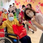 Gigi Lai Instagram - 快到農曆新年，我和同事們去了安老院探望公公婆婆，為他們穿上賀年新衣、梳頭打扮、拍攝新年照片，有一位102歲婆婆還叫我用心心手勢合照呢🫰🏻其實長輩最喜歡的就是多陪伴、多與他們聊天，這帶來的快樂更是無價❤️我和其中一位婆婆閒聊時，她分享了自己的經歷，工作了幾十年，到現在依然積極認識新事物。這種活到老學到老的精神👍🏻很值得我們學習！ 預祝各位公公婆婆龍年龍馬精神🐲笑口常開🧧新年快樂！🎉 p.s. 其中有位婆婆竟然問我：「你是二十多歲嗎？」 收到這份新年大禮，實在太開心了😆哈哈 #happychinesenewyear #yearofthedragon #新春快樂 #龍年