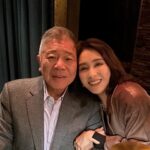 Gigi Lai Instagram - 不知不覺今年已經是我們牽手走過的第15年。 謝謝你每年都記得送上我最愛的鮮花，我們的關係就像這些花朵，色彩繽紛又充滿活力，多年來的相處就如灌溉鮮花的養分。 感恩一直有你的支持和陪伴，讓我無懼挑戰向前行。期待未來一起見證我們的三顆種子健康地快樂成長♥️🥰 #anniversary #truelove