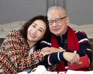 Gigi Lai Instagram - 記得我小時候，爸爸總是忙於工作。早上八時便出門上班，到了晚上，還有教夜校的兼職，直至十一時才可回家休息。

不過，爸爸無論有多忙多累都會抽時間陪我，帶我去不同的遊樂場公園玩，每一次我都玩得樂而忘返。

爸爸曾對我說：「希望你每一天都過得像生日一樣開心。」
到現在，爸爸年紀大了，就由我陪你去不同的地方吃喝玩樂！我也是多麼的希望爸爸天天快活健康，天天都像過生日一樣Happy ♥️！

祝親愛的爸爸生日快樂🎂 平安健康！🎉🎉🎉😘😘😘
#happybirthday #lovemyfamily #father