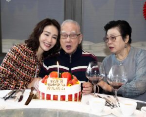 Gigi Lai Instagram - 記得我小時候，爸爸總是忙於工作。早上八時便出門上班，到了晚上，還有教夜校的兼職，直至十一時才可回家休息。

不過，爸爸無論有多忙多累都會抽時間陪我，帶我去不同的遊樂場公園玩，每一次我都玩得樂而忘返。

爸爸曾對我說：「希望你每一天都過得像生日一樣開心。」
到現在，爸爸年紀大了，就由我陪你去不同的地方吃喝玩樂！我也是多麼的希望爸爸天天快活健康，天天都像過生日一樣Happy ♥️！

祝親愛的爸爸生日快樂🎂 平安健康！🎉🎉🎉😘😘😘
#happybirthday #lovemyfamily #father