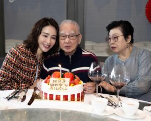Gigi Lai Instagram - 記得我小時候，爸爸總是忙於工作。早上八時便出門上班，到了晚上，還有教夜校的兼職，直至十一時才可回家休息。

不過，爸爸無論有多忙多累都會抽時間陪我，帶我去不同的遊樂場公園玩，每一次我都玩得樂而忘返。

爸爸曾對我說：「希望你每一天都過得像生日一樣開心。」
到現在，爸爸年紀大了，就由我陪你去不同的地方吃喝玩樂！我也是多麼的希望爸爸天天快活健康，天天都像過生日一樣Happy ♥️！

祝親愛的爸爸生日快樂🎂 平安健康！🎉🎉🎉😘😘😘
#happybirthday #lovemyfamily #father