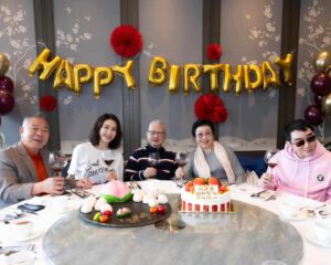 Gigi Lai Instagram - 記得我小時候，爸爸總是忙於工作。早上八時便出門上班，到了晚上，還有教夜校的兼職，直至十一時才可回家休息。

不過，爸爸無論有多忙多累都會抽時間陪我，帶我去不同的遊樂場公園玩，每一次我都玩得樂而忘返。

爸爸曾對我說：「希望你每一天都過得像生日一樣開心。」
到現在，爸爸年紀大了，就由我陪你去不同的地方吃喝玩樂！我也是多麼的希望爸爸天天快活健康，天天都像過生日一樣Happy ♥️！

祝親愛的爸爸生日快樂🎂 平安健康！🎉🎉🎉😘😘😘
#happybirthday #lovemyfamily #father