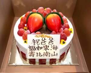 Gigi Lai Instagram - 記得我小時候，爸爸總是忙於工作。早上八時便出門上班，到了晚上，還有教夜校的兼職，直至十一時才可回家休息。

不過，爸爸無論有多忙多累都會抽時間陪我，帶我去不同的遊樂場公園玩，每一次我都玩得樂而忘返。

爸爸曾對我說：「希望你每一天都過得像生日一樣開心。」
到現在，爸爸年紀大了，就由我陪你去不同的地方吃喝玩樂！我也是多麼的希望爸爸天天快活健康，天天都像過生日一樣Happy ♥️！

祝親愛的爸爸生日快樂🎂 平安健康！🎉🎉🎉😘😘😘
#happybirthday #lovemyfamily #father
