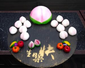 Gigi Lai Instagram - 記得我小時候，爸爸總是忙於工作。早上八時便出門上班，到了晚上，還有教夜校的兼職，直至十一時才可回家休息。

不過，爸爸無論有多忙多累都會抽時間陪我，帶我去不同的遊樂場公園玩，每一次我都玩得樂而忘返。

爸爸曾對我說：「希望你每一天都過得像生日一樣開心。」
到現在，爸爸年紀大了，就由我陪你去不同的地方吃喝玩樂！我也是多麼的希望爸爸天天快活健康，天天都像過生日一樣Happy ♥️！

祝親愛的爸爸生日快樂🎂 平安健康！🎉🎉🎉😘😘😘
#happybirthday #lovemyfamily #father