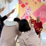 Gigi Lai Instagram - 快到農曆新年，我和同事們去了安老院探望公公婆婆，為他們穿上賀年新衣、梳頭打扮、拍攝新年照片，有一位102歲婆婆還叫我用心心手勢合照呢🫰🏻其實長輩最喜歡的就是多陪伴、多與他們聊天，這帶來的快樂更是無價❤️我和其中一位婆婆閒聊時，她分享了自己的經歷，工作了幾十年，到現在依然積極認識新事物。這種活到老學到老的精神👍🏻很值得我們學習！ 預祝各位公公婆婆龍年龍馬精神🐲笑口常開🧧新年快樂！🎉 p.s. 其中有位婆婆竟然問我：「你是二十多歲嗎？」 收到這份新年大禮，實在太開心了😆哈哈 #happychinesenewyear #yearofthedragon #新春快樂 #龍年