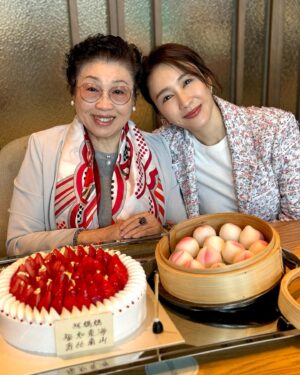 Gigi Lai Instagram - 我最親愛的媽媽🎂生日快樂！
祝你身體健康😘平安幸福
日日都笑口常開❤️永遠美麗

#happybirthday #lovemyfamily #mother #love