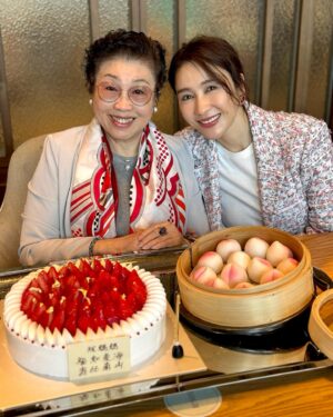 Gigi Lai Instagram - 我最親愛的媽媽🎂生日快樂！
祝你身體健康😘平安幸福
日日都笑口常開❤️永遠美麗

#happybirthday #lovemyfamily #mother #love