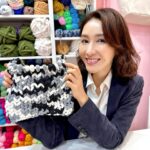 Gigi Lai Instagram - 趁小朋友學校放假帶她們去做鈎針編織 @happyyarn_kimbee 🧶🥰 別以為我化妝護膚專業就是手巧靈活，其實我做這些小手工非常笨手笨腳。今次第一次整，時常搞錯方向和鈎錯線，但還是成功整好人生第一個自己鈎的編織袋，好大滿足感。我覺得這個活動很好，既可以訓練腦筋靈活和專注力，發揮創意，又能令小朋友減少使用手機~是一個非常好的親子活動😁👍🏻 #gi_losophy #3小豬成長記 #handmade
