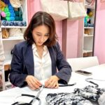 Gigi Lai Instagram - 趁小朋友學校放假帶她們去做鈎針編織 @happyyarn_kimbee 🧶🥰 別以為我化妝護膚專業就是手巧靈活，其實我做這些小手工非常笨手笨腳。今次第一次整，時常搞錯方向和鈎錯線，但還是成功整好人生第一個自己鈎的編織袋，好大滿足感。我覺得這個活動很好，既可以訓練腦筋靈活和專注力，發揮創意，又能令小朋友減少使用手機~是一個非常好的親子活動😁👍🏻 #gi_losophy #3小豬成長記 #handmade