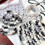 Gigi Lai Instagram - 趁小朋友學校放假帶她們去做鈎針編織 @happyyarn_kimbee 🧶🥰 別以為我化妝護膚專業就是手巧靈活，其實我做這些小手工非常笨手笨腳。今次第一次整，時常搞錯方向和鈎錯線，但還是成功整好人生第一個自己鈎的編織袋，好大滿足感。我覺得這個活動很好，既可以訓練腦筋靈活和專注力，發揮創意，又能令小朋友減少使用手機~是一個非常好的親子活動😁👍🏻 #gi_losophy #3小豬成長記 #handmade