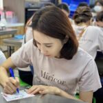 Gigi Lai Instagram - 今次我和同事去了工廠大廈內的惜食製作工場，用新鮮回收來的蔬菜，加上其他營養食材煲出湯水，從源頭開始善用資源，珍惜食物🥕，過程十分有意義。我們帶上熱湯和福袋探訪公公婆婆，這些關懷和陪伴的時光，都讓大家感到開心溫暖。無論是地球資源或是長者，珍惜和關愛都很重要💞 #gi_losophy #環保 #珍惜食物 #減少剩食 #食德好 #foodgrace #love #worldvolunteerday