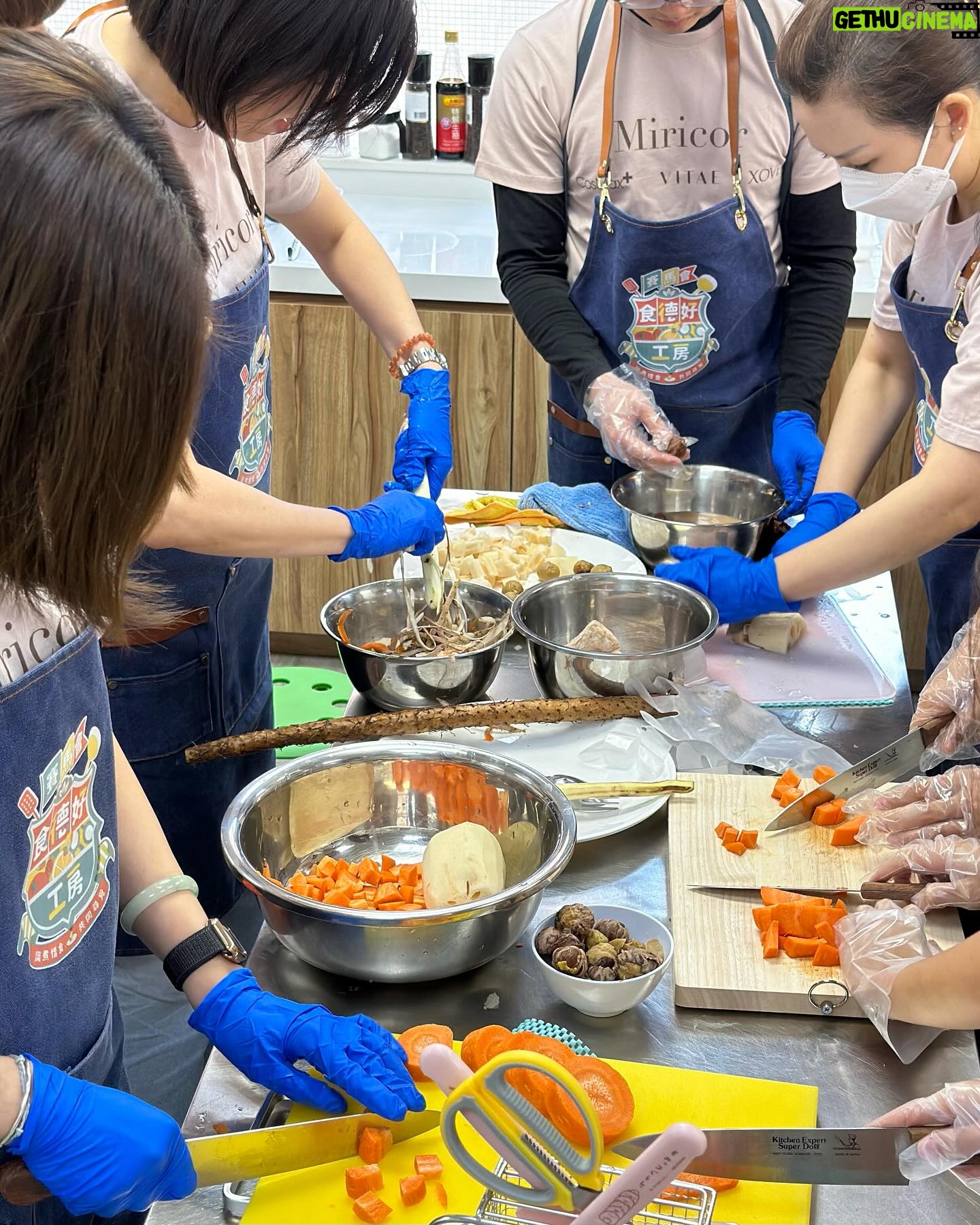 Gigi Lai Instagram - 今次我和同事去了工廠大廈內的惜食製作工場,用新鮮回收來的蔬菜,加上其他營養食材煲出湯水,從源頭開始善用資源,珍惜食物🥕,過程十分有意義。我們帶上熱湯和福袋探訪公公婆婆,這些關懷和陪伴的時光,都讓大家感到開心溫暖。無論是地球資源或是長者,珍惜和關愛都很重要💞 #gi_losophy #環保 #珍惜食物 #減少剩食 #食德好 #foodgrace #love #worldvolunteerday