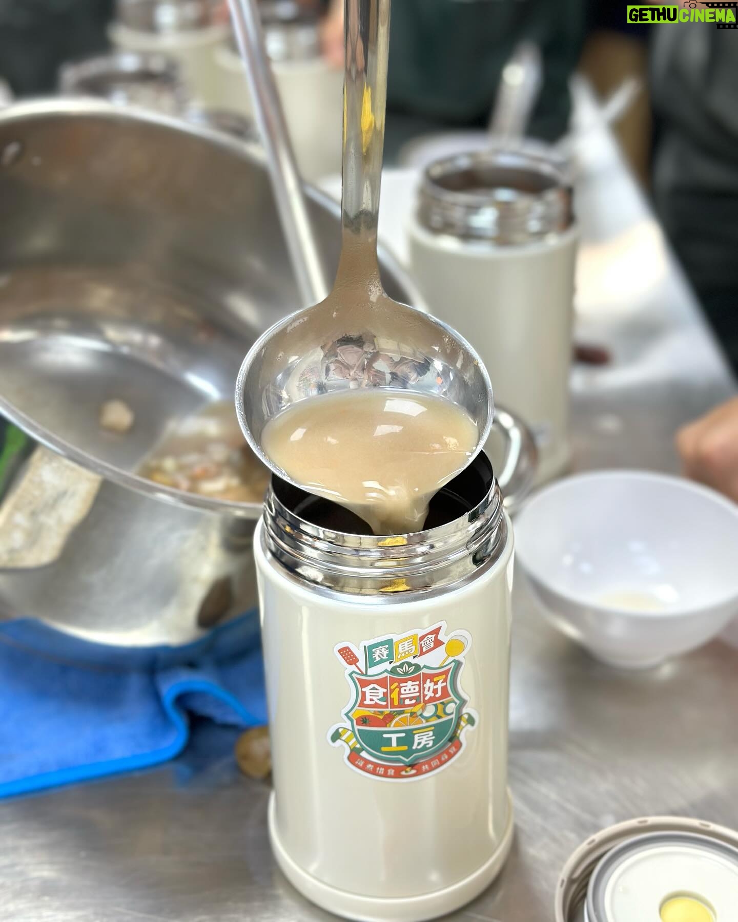 Gigi Lai Instagram - 今次我和同事去了工廠大廈內的惜食製作工場,用新鮮回收來的蔬菜,加上其他營養食材煲出湯水,從源頭開始善用資源,珍惜食物🥕,過程十分有意義。我們帶上熱湯和福袋探訪公公婆婆,這些關懷和陪伴的時光,都讓大家感到開心溫暖。無論是地球資源或是長者,珍惜和關愛都很重要💞 #gi_losophy #環保 #珍惜食物 #減少剩食 #食德好 #foodgrace #love #worldvolunteerday