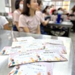 Gigi Lai Instagram - 今次我和同事去了工廠大廈內的惜食製作工場，用新鮮回收來的蔬菜，加上其他營養食材煲出湯水，從源頭開始善用資源，珍惜食物🥕，過程十分有意義。我們帶上熱湯和福袋探訪公公婆婆，這些關懷和陪伴的時光，都讓大家感到開心溫暖。無論是地球資源或是長者，珍惜和關愛都很重要💞 #gi_losophy #環保 #珍惜食物 #減少剩食 #食德好 #foodgrace #love #worldvolunteerday