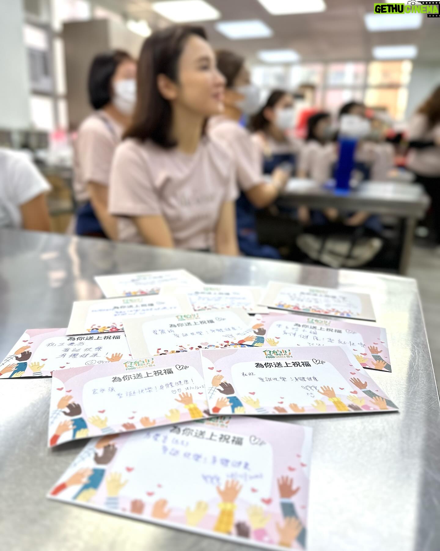 Gigi Lai Instagram - 今次我和同事去了工廠大廈內的惜食製作工場,用新鮮回收來的蔬菜,加上其他營養食材煲出湯水,從源頭開始善用資源,珍惜食物🥕,過程十分有意義。我們帶上熱湯和福袋探訪公公婆婆,這些關懷和陪伴的時光,都讓大家感到開心溫暖。無論是地球資源或是長者,珍惜和關愛都很重要💞 #gi_losophy #環保 #珍惜食物 #減少剩食 #食德好 #foodgrace #love #worldvolunteerday