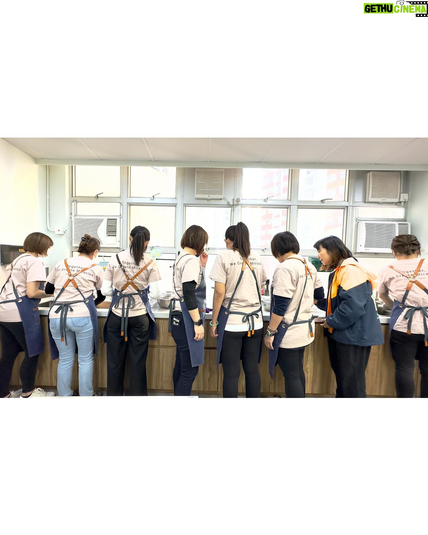 Gigi Lai Instagram - 今次我和同事去了工廠大廈內的惜食製作工場,用新鮮回收來的蔬菜,加上其他營養食材煲出湯水,從源頭開始善用資源,珍惜食物🥕,過程十分有意義。我們帶上熱湯和福袋探訪公公婆婆,這些關懷和陪伴的時光,都讓大家感到開心溫暖。無論是地球資源或是長者,珍惜和關愛都很重要💞 #gi_losophy #環保 #珍惜食物 #減少剩食 #食德好 #foodgrace #love #worldvolunteerday