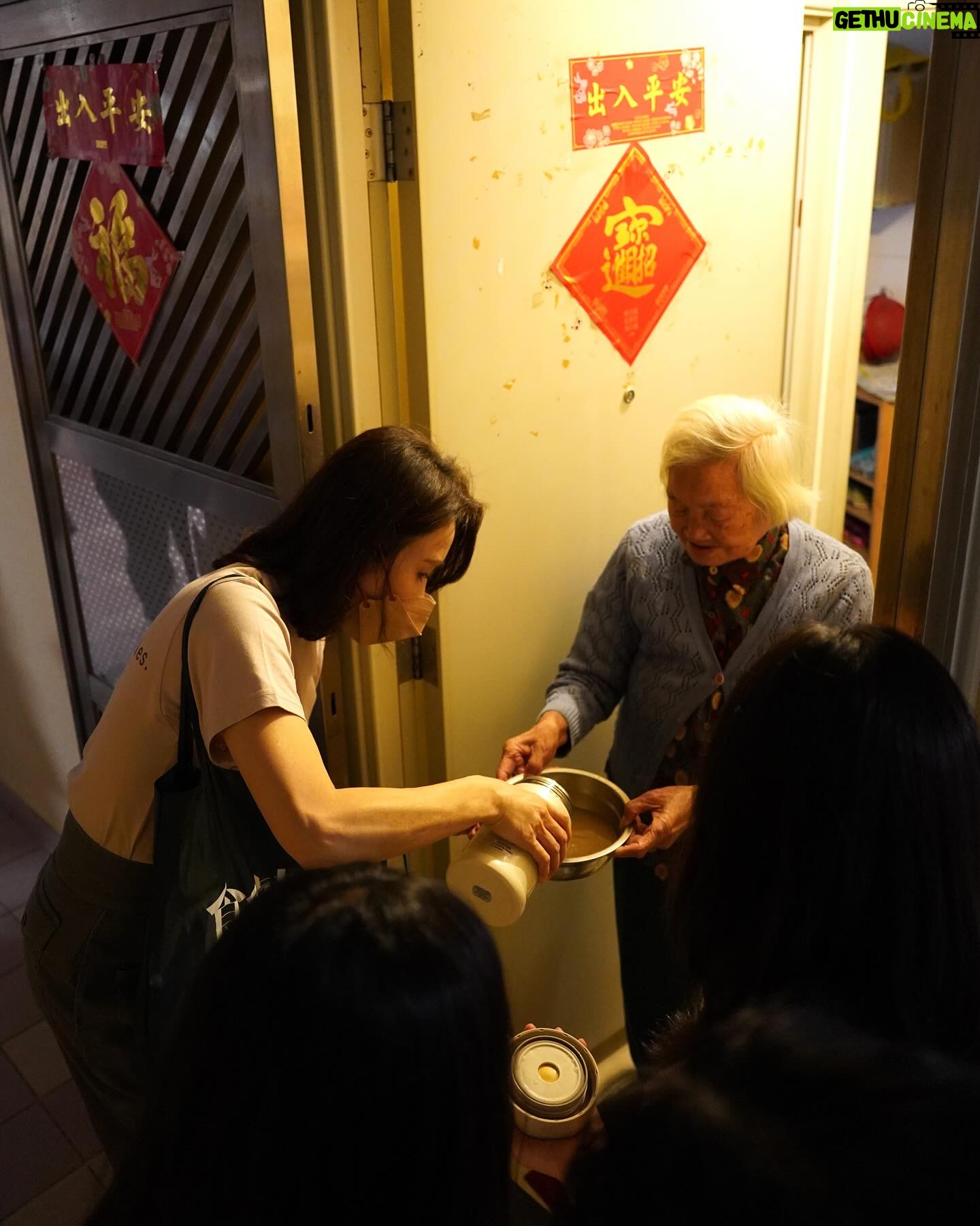 Gigi Lai Instagram - 今次我和同事去了工廠大廈內的惜食製作工場,用新鮮回收來的蔬菜,加上其他營養食材煲出湯水,從源頭開始善用資源,珍惜食物🥕,過程十分有意義。我們帶上熱湯和福袋探訪公公婆婆,這些關懷和陪伴的時光,都讓大家感到開心溫暖。無論是地球資源或是長者,珍惜和關愛都很重要💞 #gi_losophy #環保 #珍惜食物 #減少剩食 #食德好 #foodgrace #love #worldvolunteerday