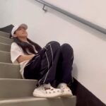Gigi Yim Instagram - 呀😭 因為呢個自動感應燈嘅緣故，係咁忍笑希望大家feel唔到🙏🏻 《至少做一件離譜的事》希望大家會鍾意呢個翻唱 唱緊個樣好似有啲肉緊🤯🤯🤯