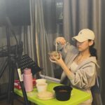 Gigi Yim Instagram - 深夜mode又係回憶的時候！ 因為我習慣工作時不舉着手機，所以我盡力摷了一些幕後的東西出來。哈哈哈，這是上次10月和今次的一些回憶。 1.又哭了的兩師徒，感覺很像置身於偶像劇中大哭然後配樂響起來的感覺呢！！！ @cleopatra_ko 2.那時候跟大家開live吃東西的另一角度🤳🏻 3.在後台瞓醒咗的我？忘記了睡前還是睡後😅 4.第一次演唱會沒有encore的大家😬🫡sorli! 5.第二次演唱會排舞時我着的襪子，他們的關係很要好！請不要拆散！ 6.接到任務的我。其實我一見到他們我就想笑所以任務算是失敗了。🥲 7.排舞休息時找到空位插到一些時間寫心意咭的相（太多人了！！！） 8.謝謝大家噢🫶🏻辛苦啦(好似有bug唔知點解又矇咗) 9.屬於GI FORCE的小櫃（很溫馨，風雨都吹不倒我們的感覺，歲月 ） 10.再見舞台！再見九展！再見大家！