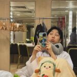 Gigi Yim Instagram - 深夜mode又係回憶的時候！ 因為我習慣工作時不舉着手機，所以我盡力摷了一些幕後的東西出來。哈哈哈，這是上次10月和今次的一些回憶。 1.又哭了的兩師徒，感覺很像置身於偶像劇中大哭然後配樂響起來的感覺呢！！！ @cleopatra_ko 2.那時候跟大家開live吃東西的另一角度🤳🏻 3.在後台瞓醒咗的我？忘記了睡前還是睡後😅 4.第一次演唱會沒有encore的大家😬🫡sorli! 5.第二次演唱會排舞時我着的襪子，他們的關係很要好！請不要拆散！ 6.接到任務的我。其實我一見到他們我就想笑所以任務算是失敗了。🥲 7.排舞休息時找到空位插到一些時間寫心意咭的相（太多人了！！！） 8.謝謝大家噢🫶🏻辛苦啦(好似有bug唔知點解又矇咗) 9.屬於GI FORCE的小櫃（很溫馨，風雨都吹不倒我們的感覺，歲月 ） 10.再見舞台！再見九展！再見大家！