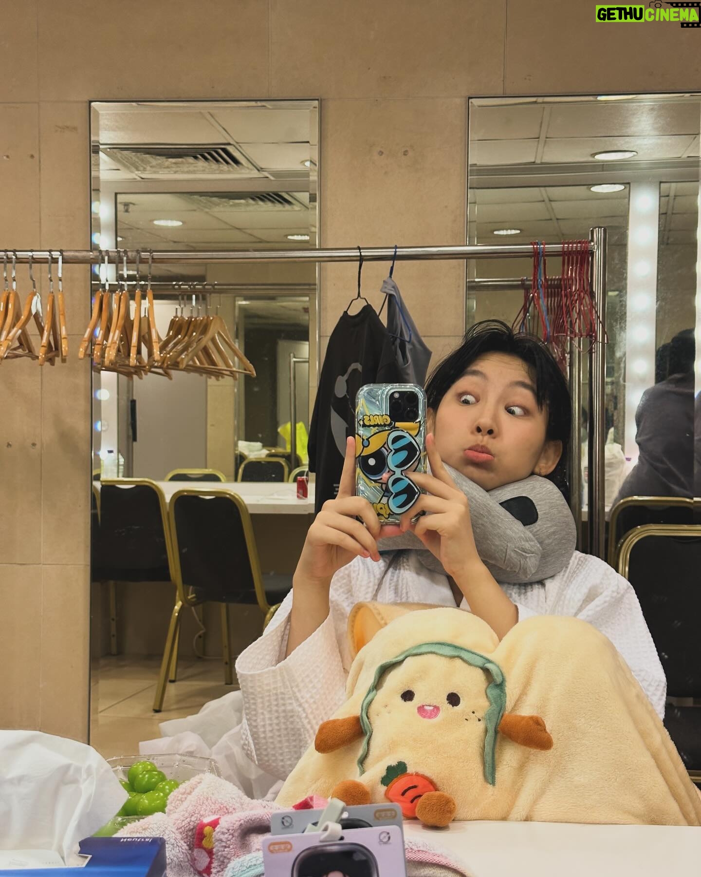 Gigi Yim Instagram - 深夜mode又係回憶的時候! 因為我習慣工作時不舉着手機,所以我盡力摷了一些幕後的東西出來。哈哈哈,這是上次10月和今次的一些回憶。 1.又哭了的兩師徒,感覺很像置身於偶像劇中大哭然後配樂響起來的感覺呢!!! @cleopatra_ko 2.那時候跟大家開live吃東西的另一角度🤳🏻 3.在後台瞓醒咗的我?忘記了睡前還是睡後😅 4.第一次演唱會沒有encore的大家😬🫡sorli! 5.第二次演唱會排舞時我着的襪子,他們的關係很要好!請不要拆散! 6.接到任務的我。其實我一見到他們我就想笑所以任務算是失敗了。🥲 7.排舞休息時找到空位插到一些時間寫心意咭的相(太多人了!!!) 8.謝謝大家噢🫶🏻辛苦啦(好似有bug唔知點解又矇咗) 9.屬於GI FORCE的小櫃(很溫馨,風雨都吹不倒我們的感覺,歲月 ) 10.再見舞台!再見九展!再見大家!