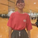 Gigi Yim Instagram - 深夜mode又係回憶的時候！ 因為我習慣工作時不舉着手機，所以我盡力摷了一些幕後的東西出來。哈哈哈，這是上次10月和今次的一些回憶。 1.又哭了的兩師徒，感覺很像置身於偶像劇中大哭然後配樂響起來的感覺呢！！！ @cleopatra_ko 2.那時候跟大家開live吃東西的另一角度🤳🏻 3.在後台瞓醒咗的我？忘記了睡前還是睡後😅 4.第一次演唱會沒有encore的大家😬🫡sorli! 5.第二次演唱會排舞時我着的襪子，他們的關係很要好！請不要拆散！ 6.接到任務的我。其實我一見到他們我就想笑所以任務算是失敗了。🥲 7.排舞休息時找到空位插到一些時間寫心意咭的相（太多人了！！！） 8.謝謝大家噢🫶🏻辛苦啦(好似有bug唔知點解又矇咗) 9.屬於GI FORCE的小櫃（很溫馨，風雨都吹不倒我們的感覺，歲月 ） 10.再見舞台！再見九展！再見大家！