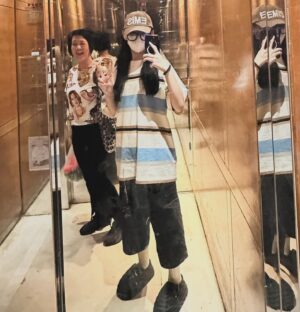 Gigi Yim Instagram - 我的媽媽們母親節快樂！
你們都在不同的階段，幫助我照顧我，一直鼓勵住我，永遠❤️你們，我會加油的。💪🏻

也祝各位天下間的媽媽母親節快樂，大家都是一朵盛放得很漂亮的花，開開心心，心想事成🌷🌹❤️
各位媽媽辛苦了！送上一朵萱草花的花語 ‘忘記憂愁，感恩母愛，溫馨美滿’
致愛錫我們的母親❤️