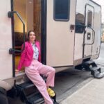 Gimena Gómez Instagram – •| 1. Éstos días en filmación de próxima tv serie en mi querida ciudad de México. 2. Me opongo a ponerme los tacones sino hasta el set ó siente poder de mi chantufla 3. Curso de cómo hacer que tu pelo crezca según tu personaje. NO son extensiones, eso se estudia en el segundo semestre de la carrera de actuación. Inventados. 😜 |•
.
.
.
#filmingseason #90minutos #tvseries  #actresslife