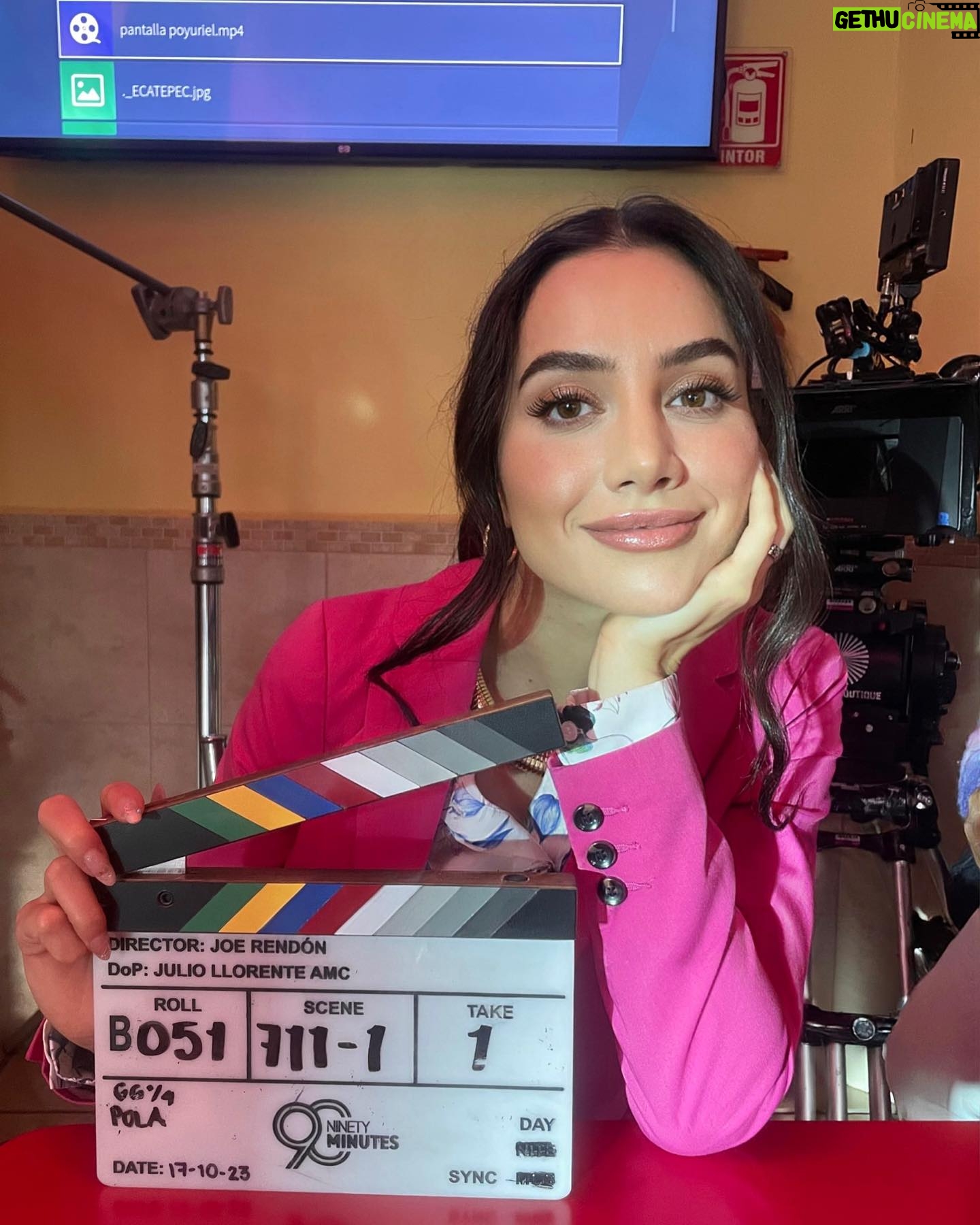 Gimena Gómez Instagram - •| 1. Éstos días en filmación de próxima tv serie en mi querida ciudad de México. 2. Me opongo a ponerme los tacones sino hasta el set ó siente poder de mi chantufla 3. Curso de cómo hacer que tu pelo crezca según tu personaje. NO son extensiones, eso se estudia en el segundo semestre de la carrera de actuación. Inventados. 😜 |• . . . #filmingseason #90minutos #tvseries #actresslife