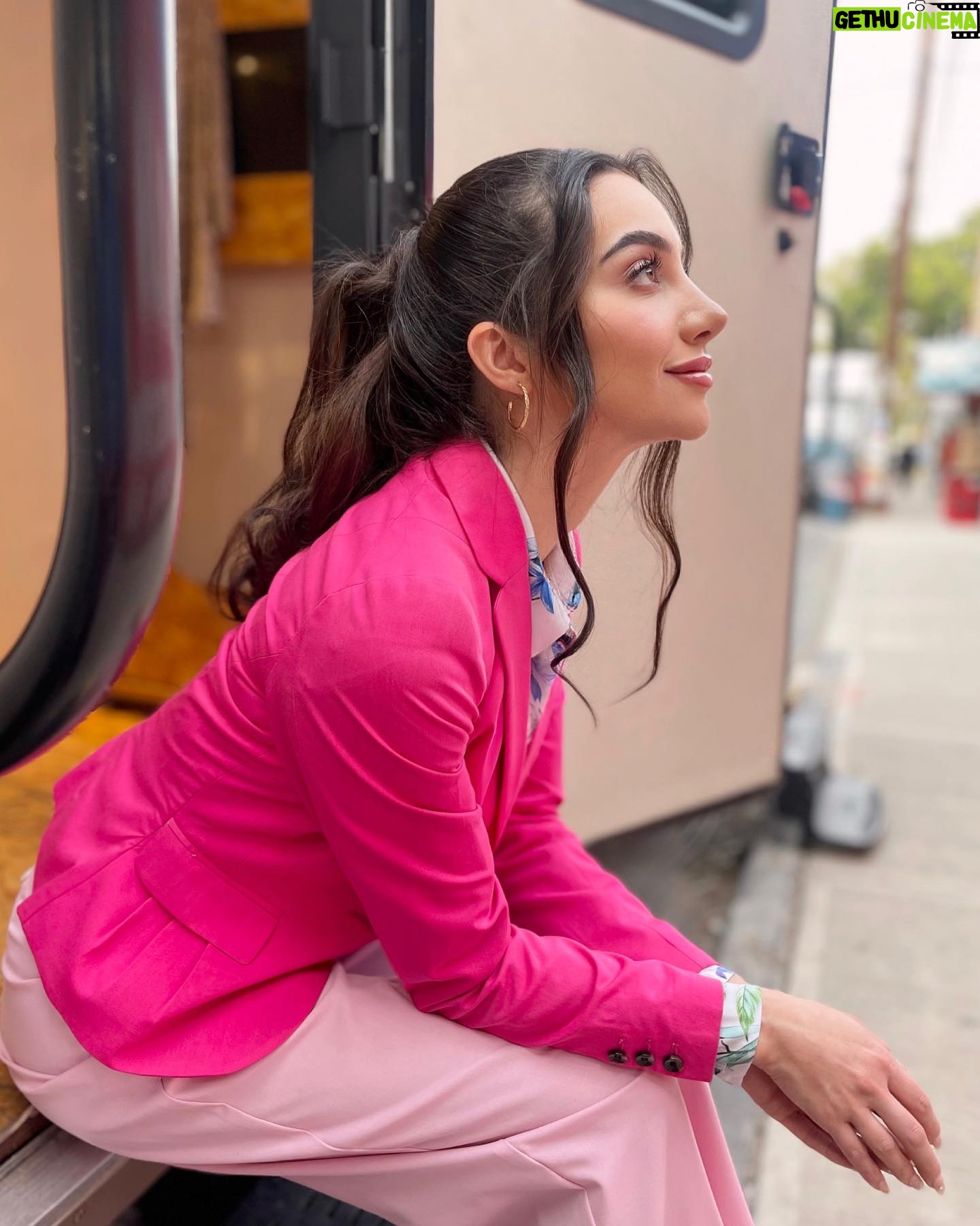 Gimena Gómez Instagram - •| 1. Éstos días en filmación de próxima tv serie en mi querida ciudad de México. 2. Me opongo a ponerme los tacones sino hasta el set ó siente poder de mi chantufla 3. Curso de cómo hacer que tu pelo crezca según tu personaje. NO son extensiones, eso se estudia en el segundo semestre de la carrera de actuación. Inventados. 😜 |• . . . #filmingseason #90minutos #tvseries #actresslife
