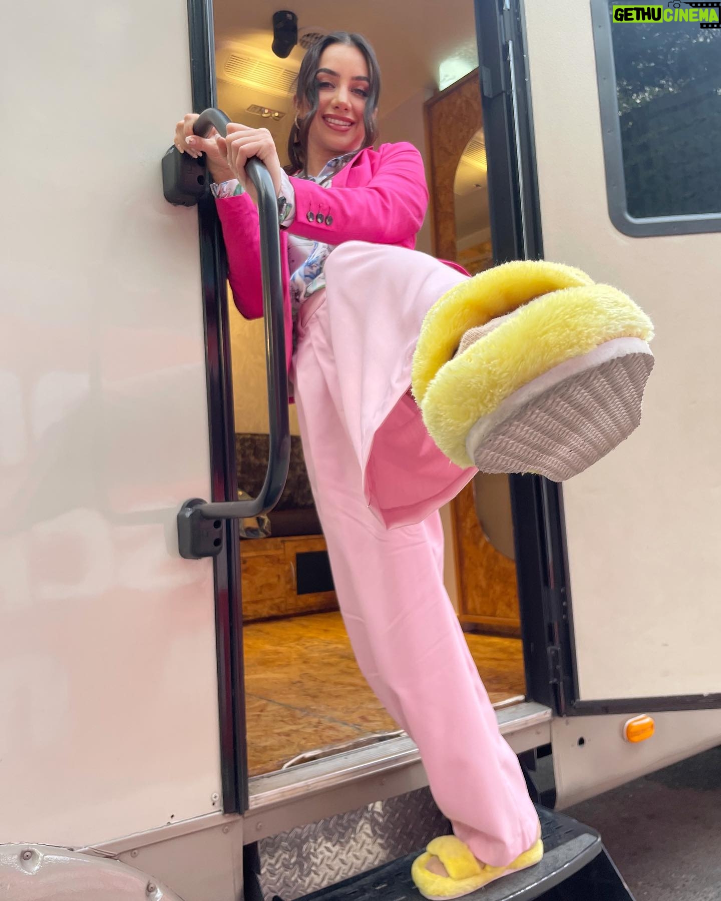 Gimena Gómez Instagram - •| 1. Éstos días en filmación de próxima tv serie en mi querida ciudad de México. 2. Me opongo a ponerme los tacones sino hasta el set ó siente poder de mi chantufla 3. Curso de cómo hacer que tu pelo crezca según tu personaje. NO son extensiones, eso se estudia en el segundo semestre de la carrera de actuación. Inventados. 😜 |• . . . #filmingseason #90minutos #tvseries #actresslife