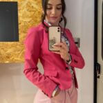 Gimena Gómez Instagram – •| 1. Éstos días en filmación de próxima tv serie en mi querida ciudad de México. 2. Me opongo a ponerme los tacones sino hasta el set ó siente poder de mi chantufla 3. Curso de cómo hacer que tu pelo crezca según tu personaje. NO son extensiones, eso se estudia en el segundo semestre de la carrera de actuación. Inventados. 😜 |•
.
.
.
#filmingseason #90minutos #tvseries  #actresslife