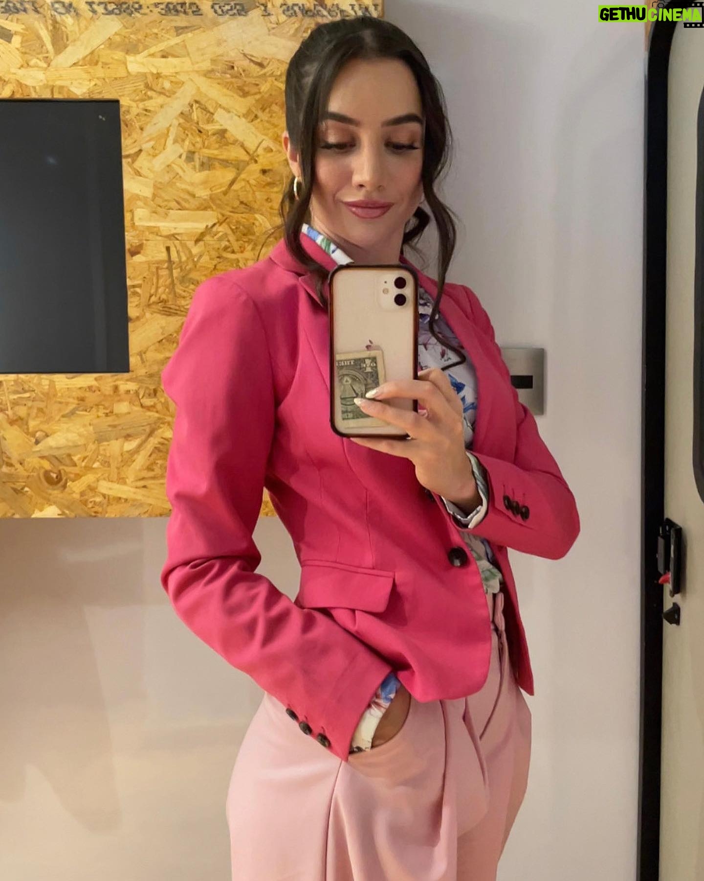 Gimena Gómez Instagram - •| 1. Éstos días en filmación de próxima tv serie en mi querida ciudad de México. 2. Me opongo a ponerme los tacones sino hasta el set ó siente poder de mi chantufla 3. Curso de cómo hacer que tu pelo crezca según tu personaje. NO son extensiones, eso se estudia en el segundo semestre de la carrera de actuación. Inventados. 😜 |• . . . #filmingseason #90minutos #tvseries #actresslife