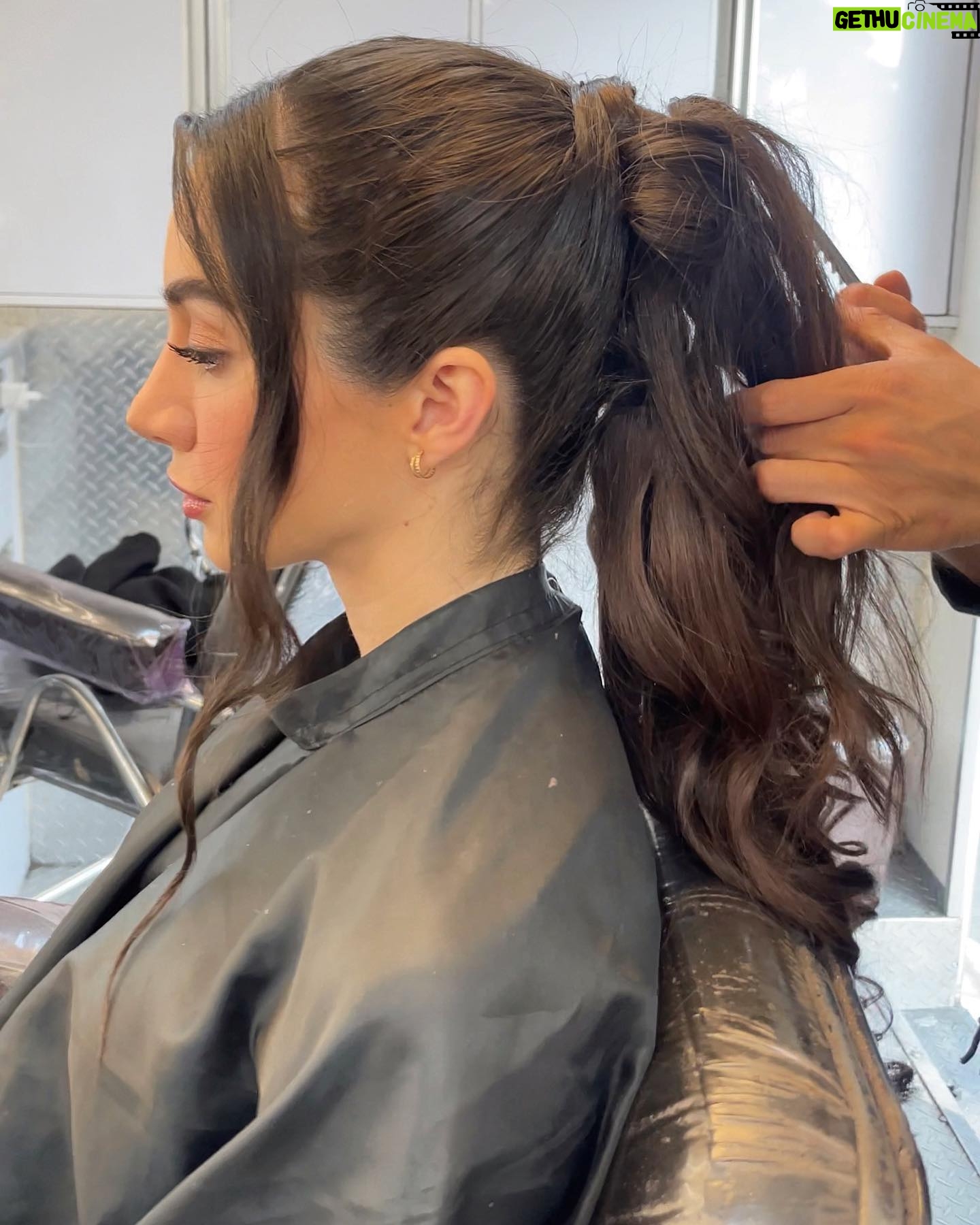 Gimena Gómez Instagram - •| 1. Éstos días en filmación de próxima tv serie en mi querida ciudad de México. 2. Me opongo a ponerme los tacones sino hasta el set ó siente poder de mi chantufla 3. Curso de cómo hacer que tu pelo crezca según tu personaje. NO son extensiones, eso se estudia en el segundo semestre de la carrera de actuación. Inventados. 😜 |• . . . #filmingseason #90minutos #tvseries #actresslife