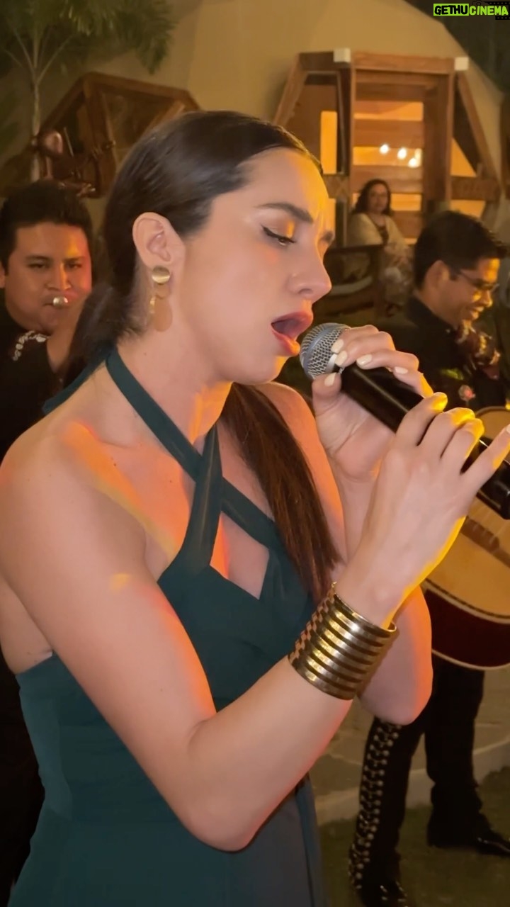 Gimena Gómez Instagram - Hay momentos en que quisiera mejor rajarme… Una de las cosas que más amo de mi México lindo y querido es cantar su música, que mueve nuestros corazones melancólicos y alegres a la vez. #palomanegra #palomazo #rancheras #musicamexicana