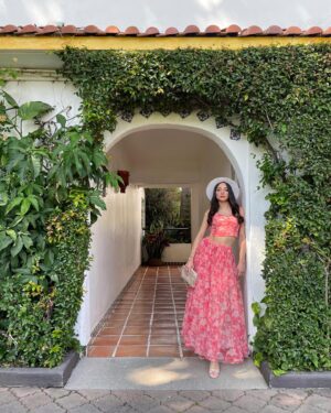 Gimena Gómez Instagram - •| Me escapé de fin de semana y  @hotelquintalasflores fue mi oasis de paz y relajación para recargar pilas y regresar a mi loquita CDMX a mi rutina de filmaciones, clases de danza, canto y rush en general. La buena noticia es que solo son dos horas de camino. La mala: voy a extrañar éste clima perfecto! ☀️ |•
.
.
#hotelquintalasflores #cuernavaca #weekendscapeaway #cuernavacazo