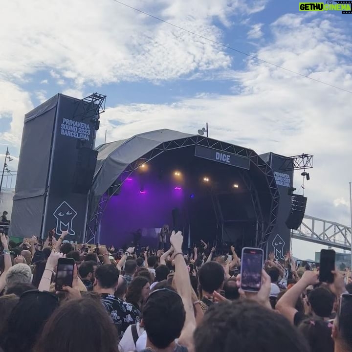 Gina Dirawi Instagram - Spelar ingen roll hur ny mobil man har, alla bilder känns ändå iPhone 3🫠 @primavera_sound