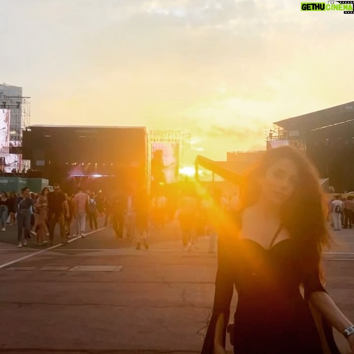 Gina Dirawi Instagram - Spelar ingen roll hur ny mobil man har, alla bilder känns ändå iPhone 3🫠 @primavera_sound